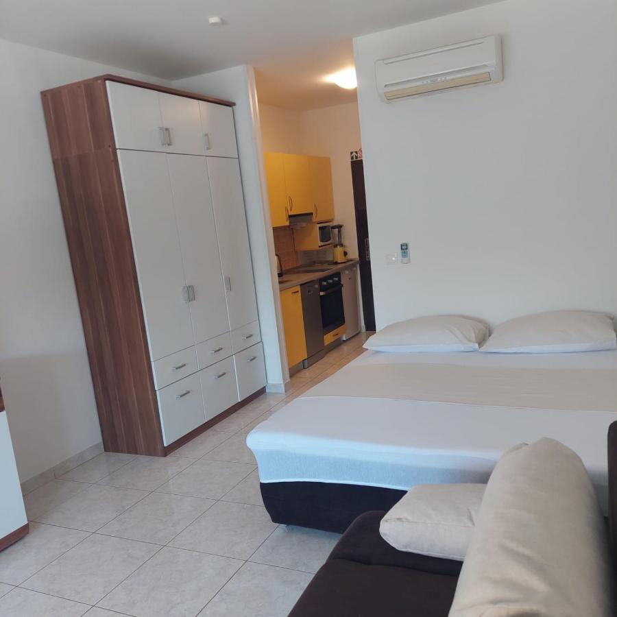 Mihaela Apartmans 150m Near The