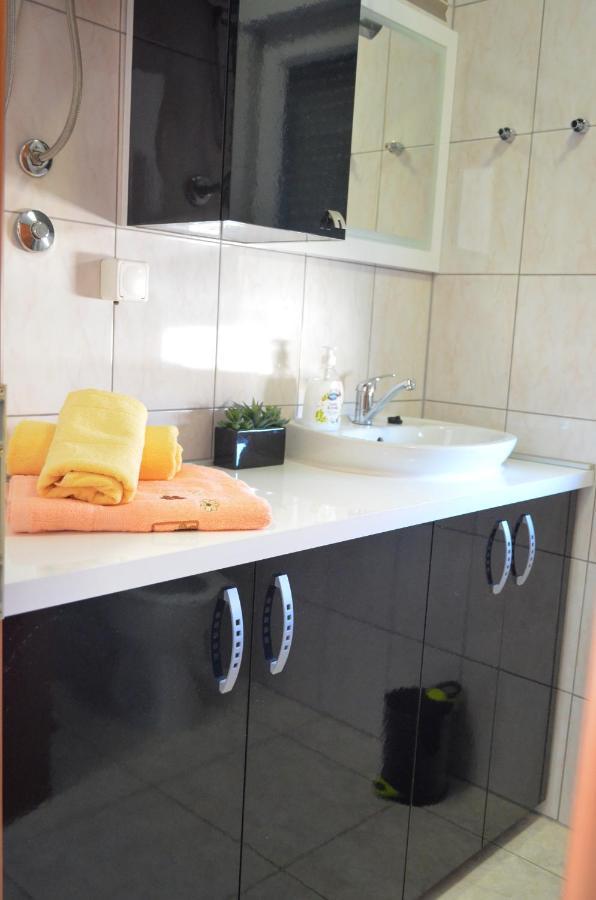 Apartment Mihaela Apartmans 150m Near The
