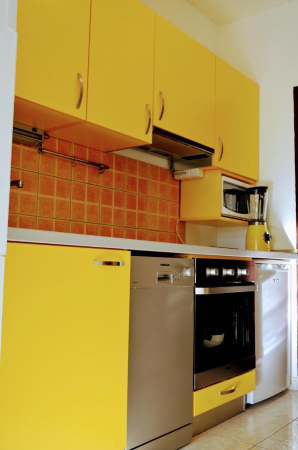 Mihaela Apartmans 150m Near The