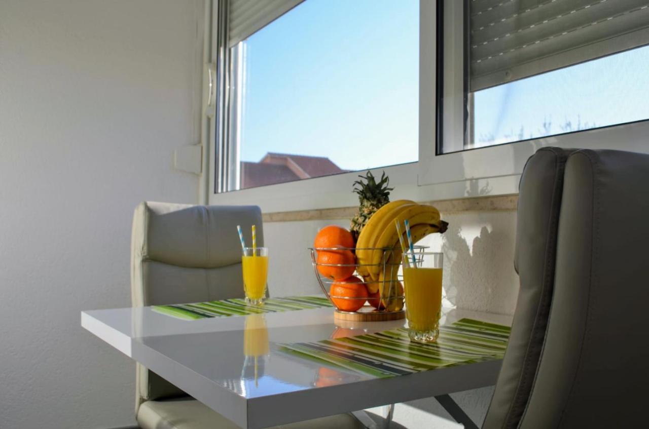 Mihaela Apartmans 150m Near The *