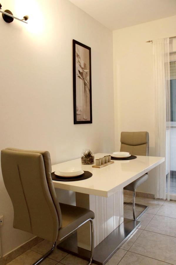 Mihaela Apartmans 150m Near The