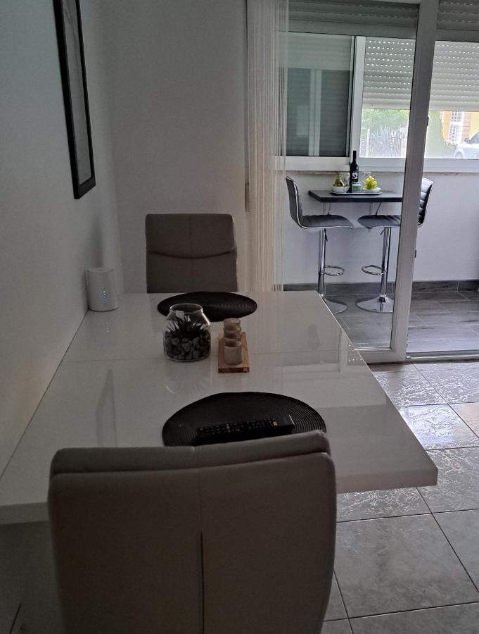 Apartment Mihaela Apartmans 150m Near The